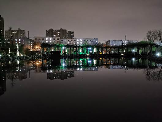 河边城市的夜景描述已自动生成